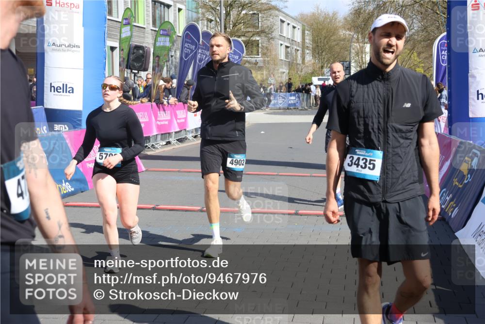 12.04.2026 - 45. Internationalen Wilhelmsburger Insellauf Strokosch-Dieckow http://msf.ph/oto/9467976 12.04.2026 11:18:30 Ziel 5700, 4902, 4918 meine-sportfotos.de