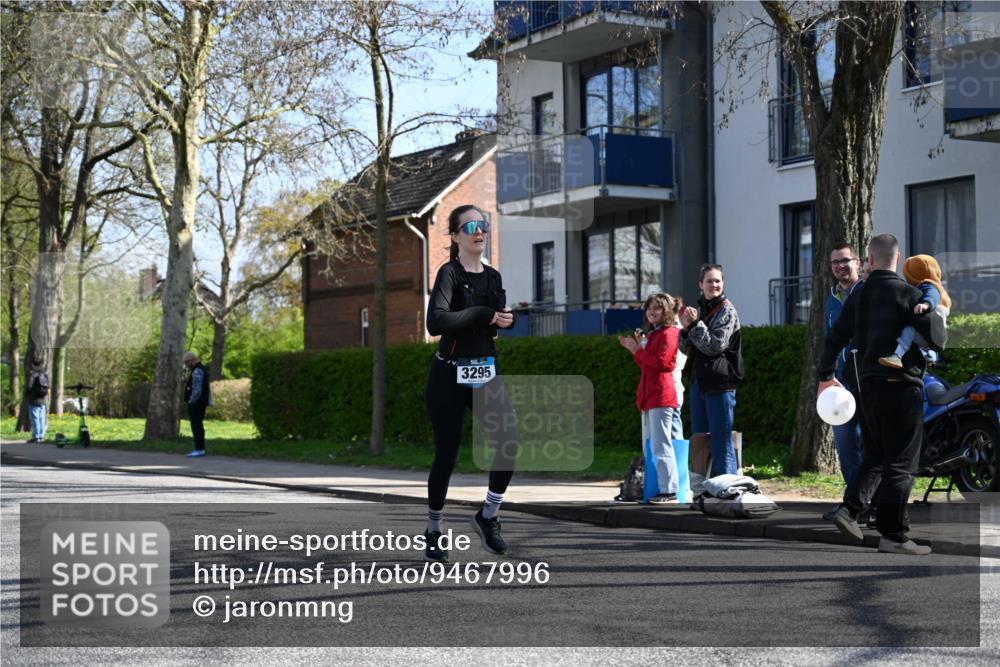 12.04.2026 - 45. Internationalen Wilhelmsburger Insellauf J. Mangold http://msf.ph/oto/9467996 12.04.2026 11:07:30 Ziel 5806, 3149, 3967, 4856, 3295, 2924, 2660, 2882, 2864, 3671, 4956 meine-sportfotos.de
