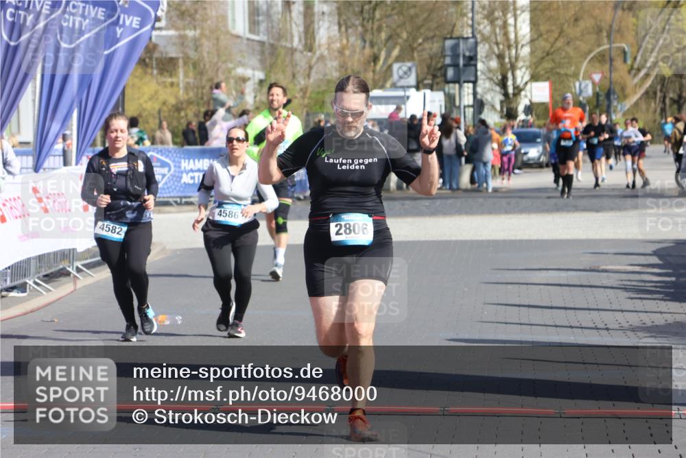 12.04.2026 - 45. Internationalen Wilhelmsburger Insellauf Strokosch-Dieckow http://msf.ph/oto/9468000 12.04.2026 11:18:50 Ziel 2806, 4582, 4586 meine-sportfotos.de