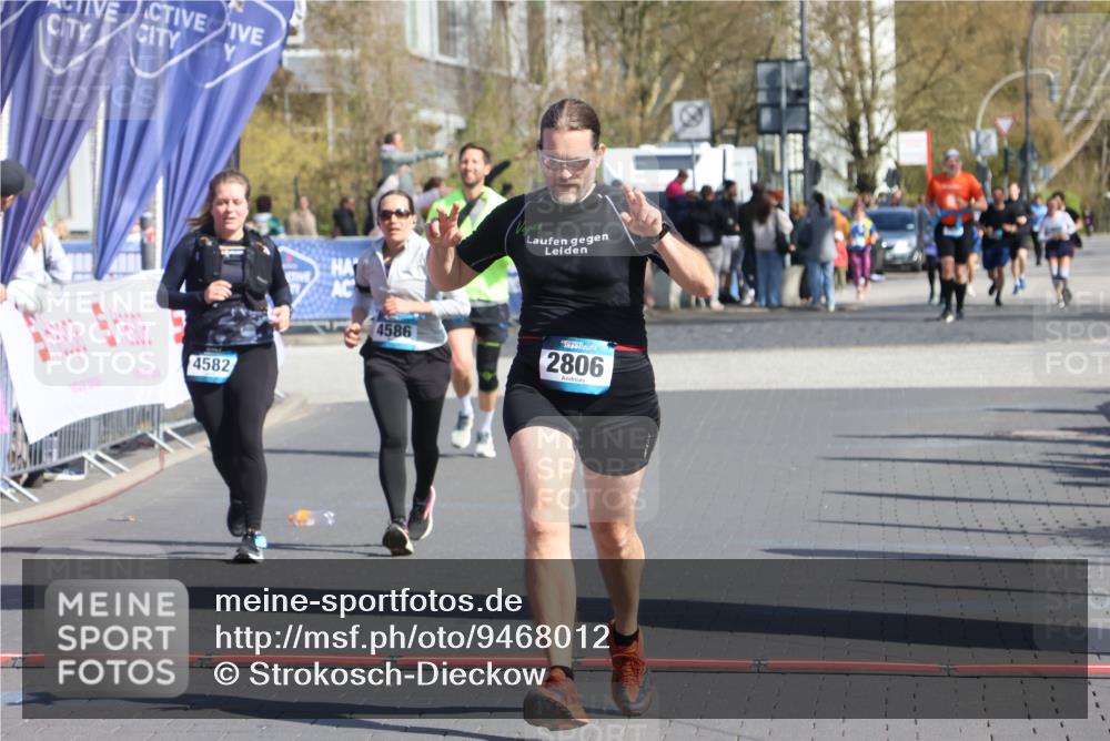 12.04.2026 - 45. Internationalen Wilhelmsburger Insellauf Strokosch-Dieckow http://msf.ph/oto/9468012 12.04.2026 11:18:50 Ziel 2806, 4582, 4586 meine-sportfotos.de