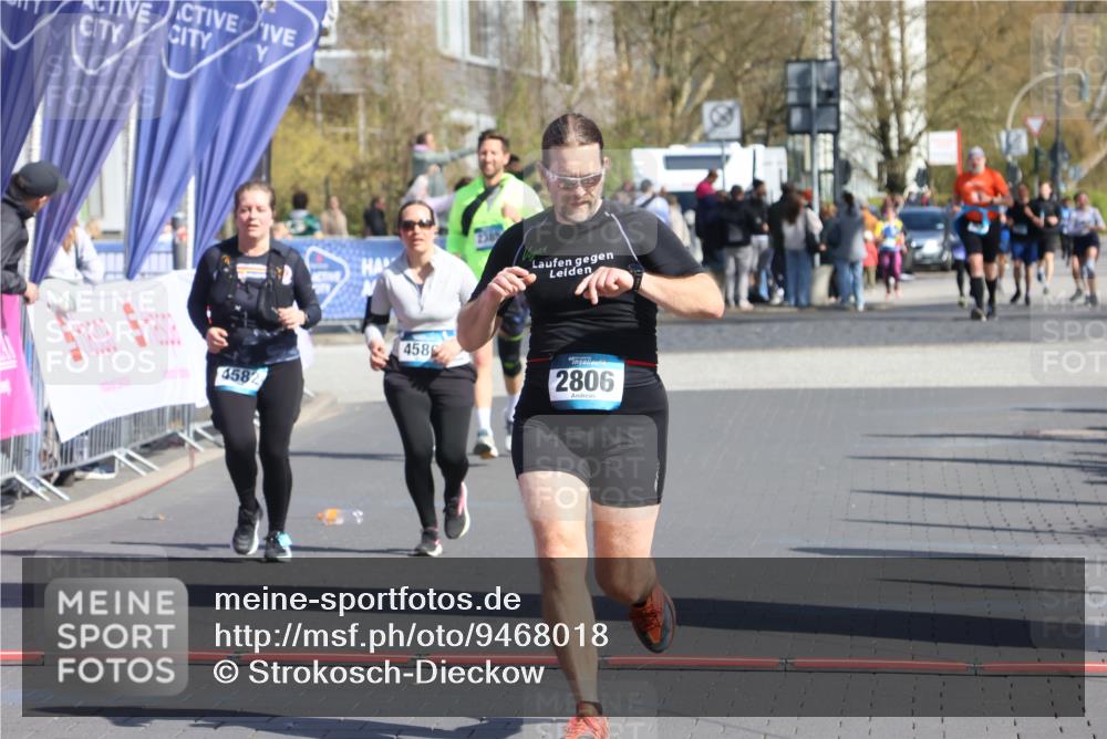12.04.2026 - 45. Internationalen Wilhelmsburger Insellauf Strokosch-Dieckow http://msf.ph/oto/9468018 12.04.2026 11:18:51 Ziel 2806, 4582, 4586 meine-sportfotos.de