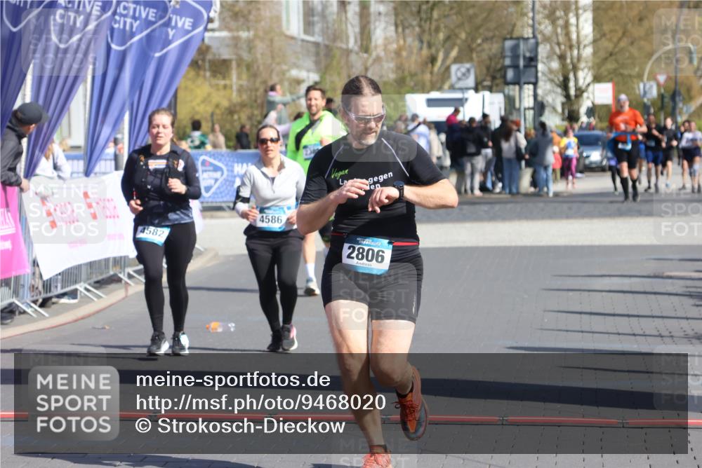 12.04.2026 - 45. Internationalen Wilhelmsburger Insellauf Strokosch-Dieckow http://msf.ph/oto/9468020 12.04.2026 11:18:51 Ziel 2806, 4582, 4586 meine-sportfotos.de