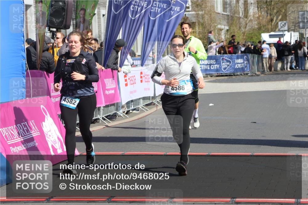 12.04.2026 - 45. Internationalen Wilhelmsburger Insellauf Strokosch-Dieckow http://msf.ph/oto/9468025 12.04.2026 11:18:54 Ziel 2806, 4582, 4586, 2385 meine-sportfotos.de
