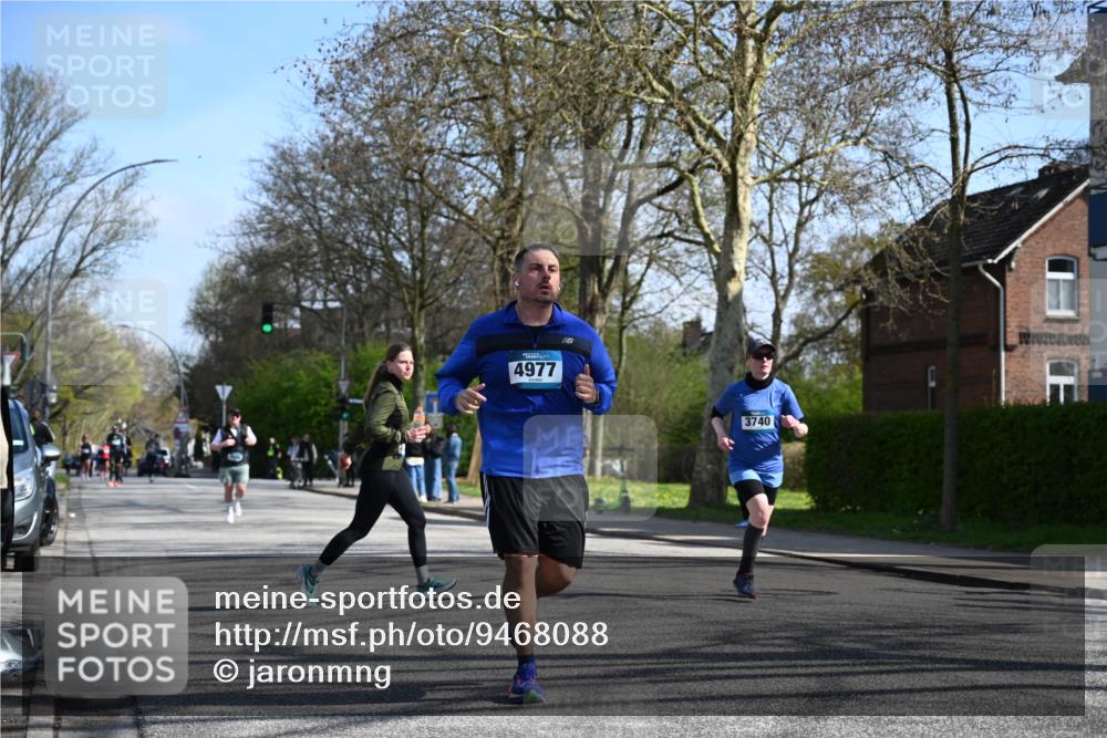12.04.2026 - 45. Internationalen Wilhelmsburger Insellauf J. Mangold http://msf.ph/oto/9468088 12.04.2026 11:08:06 Ziel 2882, 2864, 3671, 4956, 3397, 2800, 4977, 3740, 2686, 2686, 4624, 3732, 3732, 4232, 3569, 5285 meine-sportfotos.de