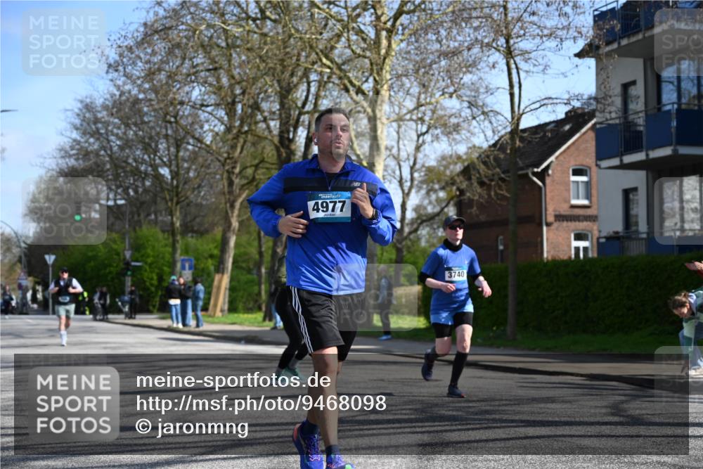 12.04.2026 - 45. Internationalen Wilhelmsburger Insellauf J. Mangold http://msf.ph/oto/9468098 12.04.2026 11:08:06 Ziel 2882, 2864, 3671, 4956, 3397, 2800, 4977, 3740, 2686, 2686, 4624, 3732, 3732, 4232, 3569, 5285 meine-sportfotos.de