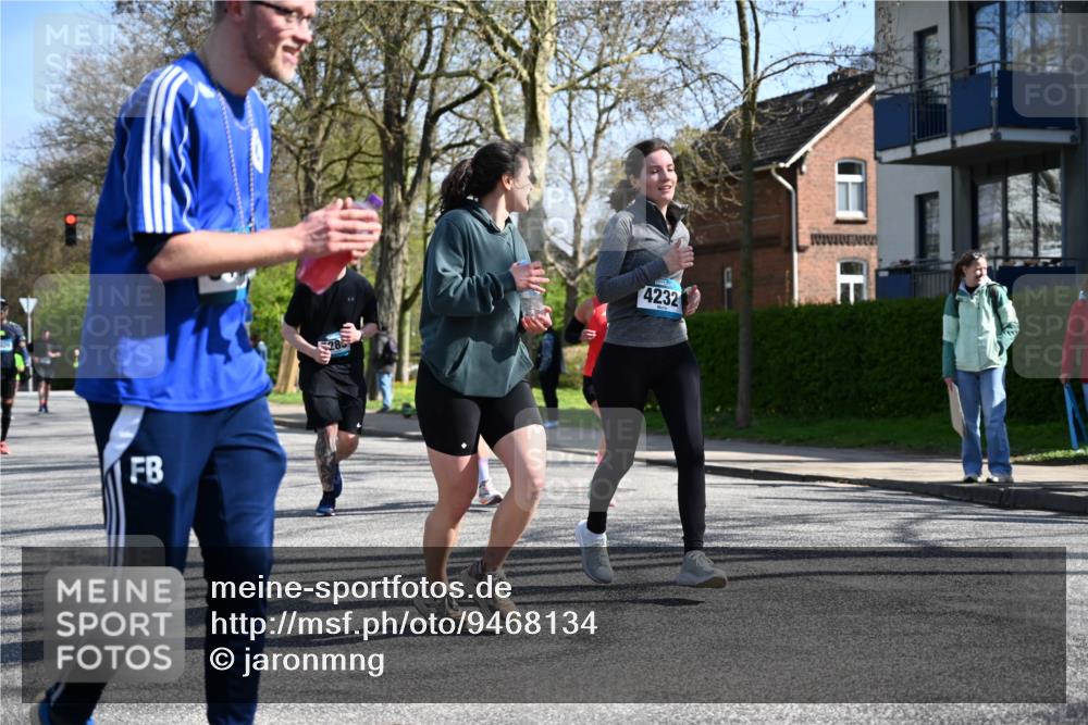 12.04.2026 - 45. Internationalen Wilhelmsburger Insellauf J. Mangold http://msf.ph/oto/9468134 12.04.2026 11:08:28 Ziel 2686, 4624, 3732, 4232, 3569, 5285, 0000, 2142, 4371, 3748, 3748, 3701, 2050, 4406 meine-sportfotos.de