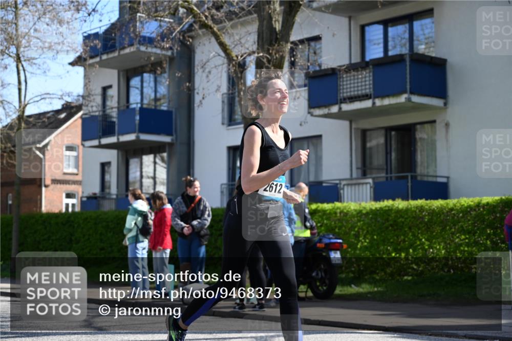 12.04.2026 - 45. Internationalen Wilhelmsburger Insellauf J. Mangold http://msf.ph/oto/9468373 12.04.2026 11:09:31 Ziel 2612, 3382, 4081, 3383, 2238, 2321, 5367, 3688, 4080, 3335, 4080, 3335, 3833, 4251, 3077, 5651, 5851 meine-sportfotos.de