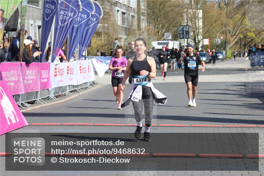 12.04.2026 - 45. Internationalen Wilhelmsburger Insellauf Strokosch-Dieckow http://msf.ph/oto/9468632 12.04.2026 11:21:02 Ziel 4374, 4258, 4257, 5471 meine-sportfotos.de