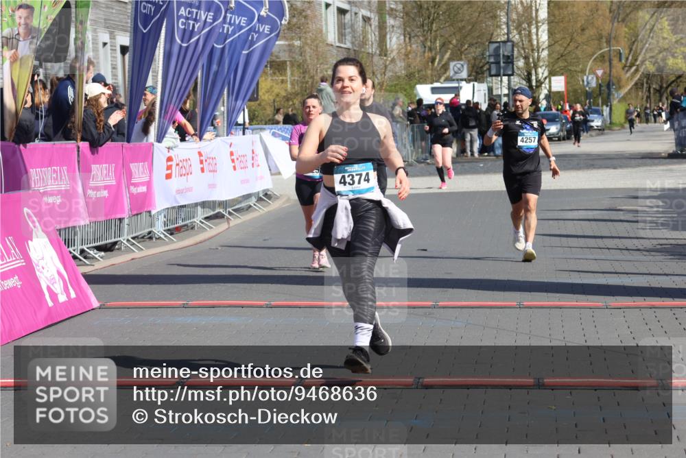 12.04.2026 - 45. Internationalen Wilhelmsburger Insellauf Strokosch-Dieckow http://msf.ph/oto/9468636 12.04.2026 11:21:02 Ziel 4374, 4258, 4257, 5471 meine-sportfotos.de