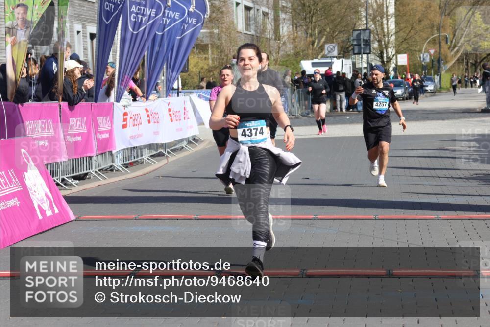 12.04.2026 - 45. Internationalen Wilhelmsburger Insellauf Strokosch-Dieckow http://msf.ph/oto/9468640 12.04.2026 11:21:02 Ziel 4374, 4258, 4257, 5471 meine-sportfotos.de