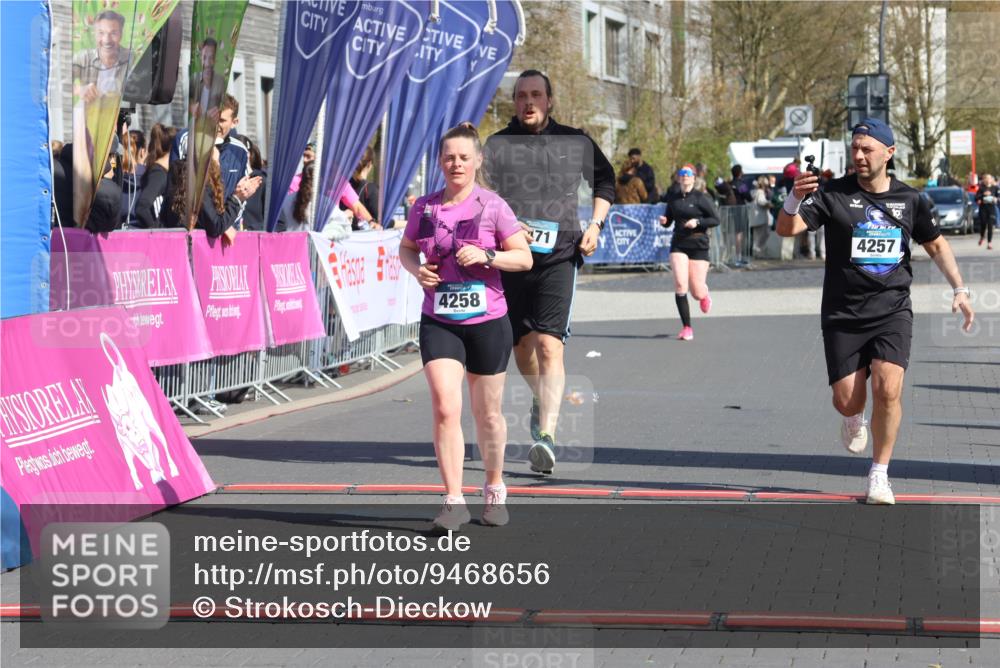 12.04.2026 - 45. Internationalen Wilhelmsburger Insellauf Strokosch-Dieckow http://msf.ph/oto/9468656 12.04.2026 11:21:04 Ziel 4374, 4258, 4257, 5471 meine-sportfotos.de