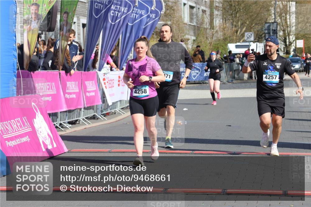 12.04.2026 - 45. Internationalen Wilhelmsburger Insellauf Strokosch-Dieckow http://msf.ph/oto/9468661 12.04.2026 11:21:04 Ziel 4374, 4258, 4257, 5471 meine-sportfotos.de