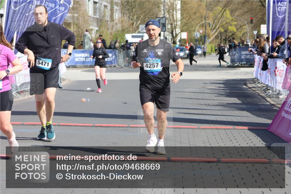 12.04.2026 - 45. Internationalen Wilhelmsburger Insellauf Strokosch-Dieckow http://msf.ph/oto/9468669 12.04.2026 11:21:06 Ziel 4374, 4258, 4257, 5471 meine-sportfotos.de