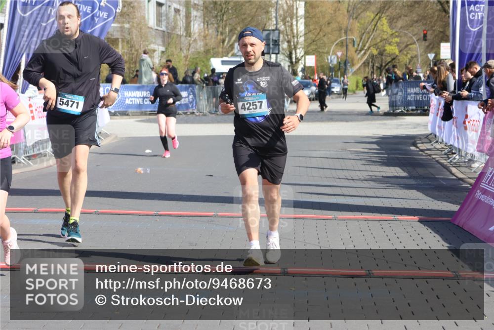 12.04.2026 - 45. Internationalen Wilhelmsburger Insellauf Strokosch-Dieckow http://msf.ph/oto/9468673 12.04.2026 11:21:06 Ziel 4374, 4258, 4257, 5471 meine-sportfotos.de