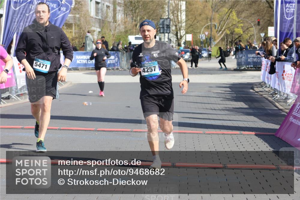 12.04.2026 - 45. Internationalen Wilhelmsburger Insellauf Strokosch-Dieckow http://msf.ph/oto/9468682 12.04.2026 11:21:06 Ziel 4374, 4258, 4257, 5471 meine-sportfotos.de