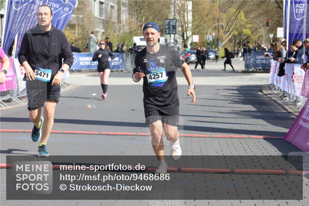 12.04.2026 - 45. Internationalen Wilhelmsburger Insellauf Strokosch-Dieckow http://msf.ph/oto/9468686 12.04.2026 11:21:06 Ziel 4374, 4258, 4257, 5471 meine-sportfotos.de