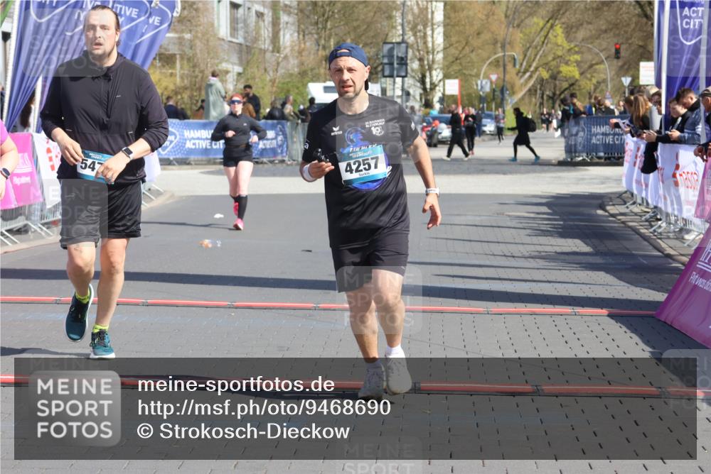 12.04.2026 - 45. Internationalen Wilhelmsburger Insellauf Strokosch-Dieckow http://msf.ph/oto/9468690 12.04.2026 11:21:06 Ziel 4374, 4258, 4257, 5471 meine-sportfotos.de