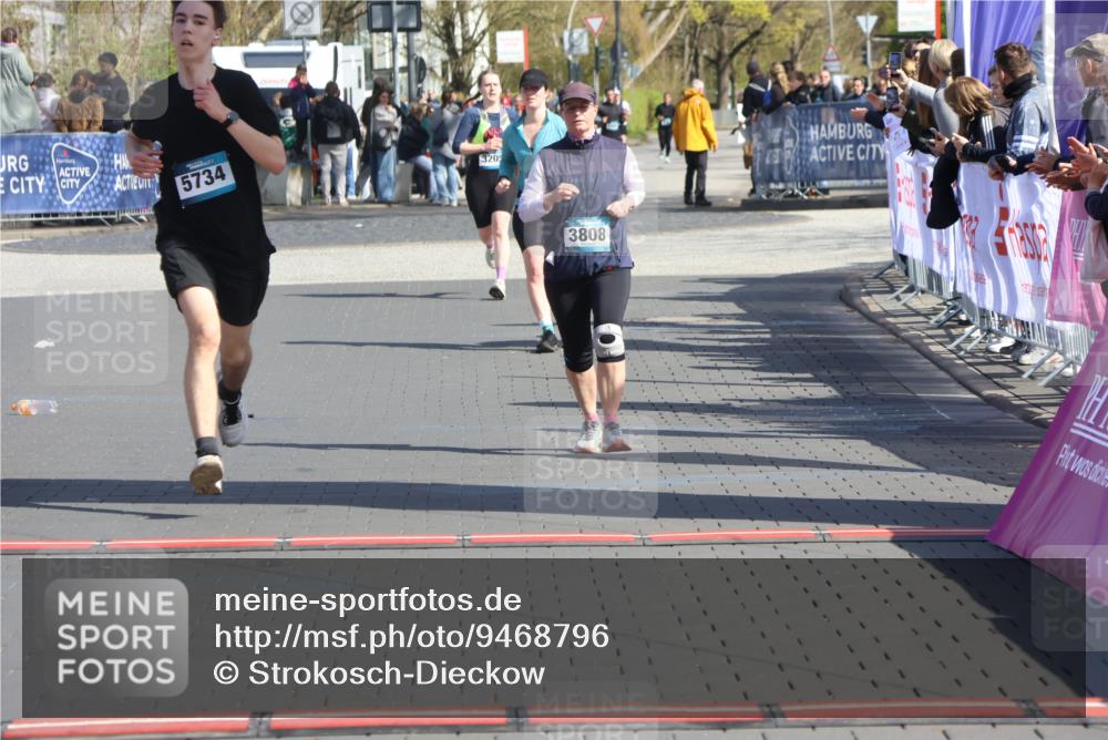 12.04.2026 - 45. Internationalen Wilhelmsburger Insellauf Strokosch-Dieckow http://msf.ph/oto/9468796 12.04.2026 11:21:48 Ziel 3808 meine-sportfotos.de