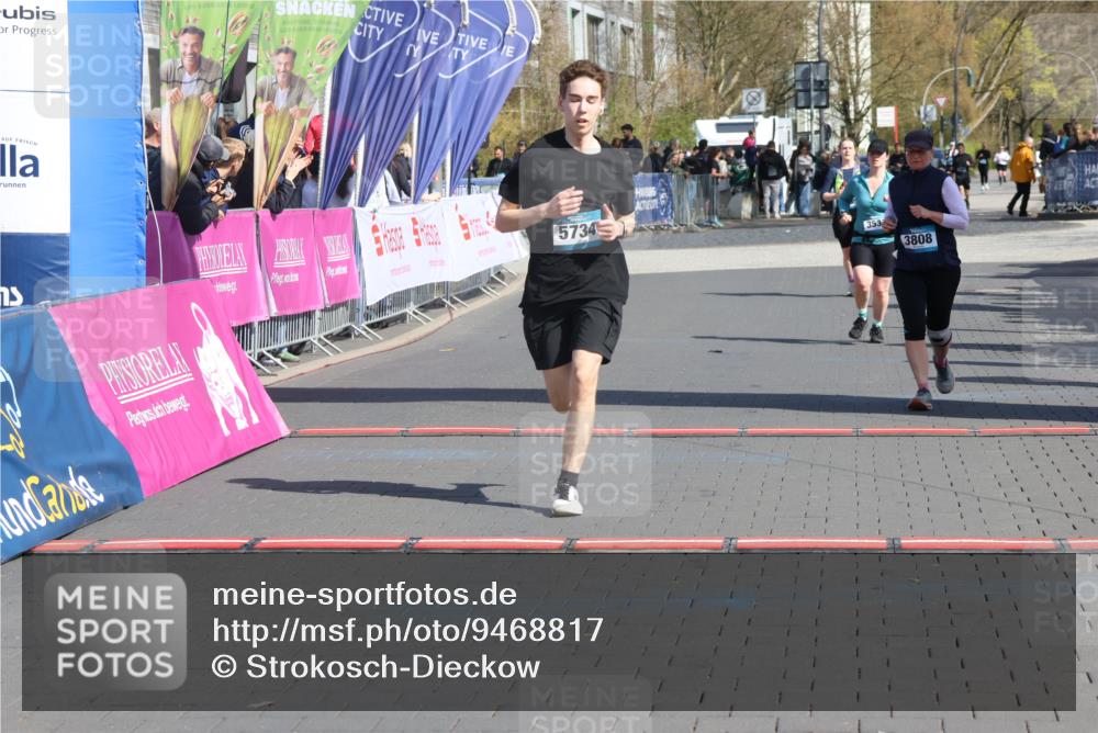 12.04.2026 - 45. Internationalen Wilhelmsburger Insellauf Strokosch-Dieckow http://msf.ph/oto/9468817 12.04.2026 11:21:50 Ziel 3808, 3537 meine-sportfotos.de