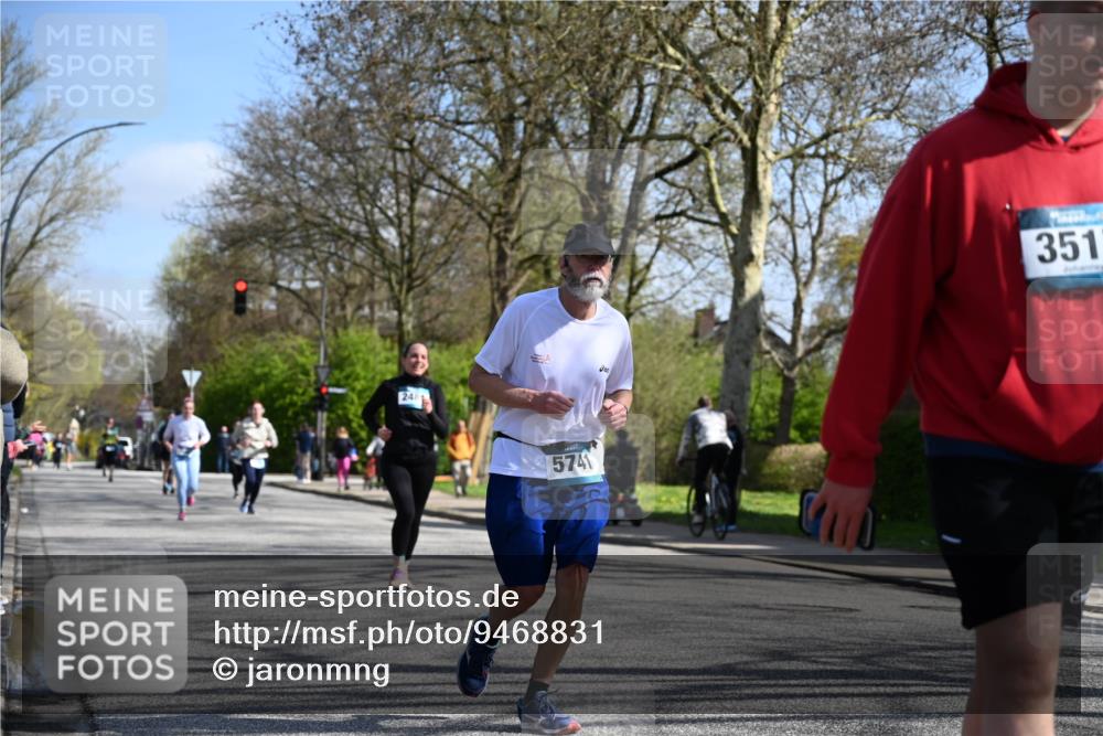 12.04.2026 - 45. Internationalen Wilhelmsburger Insellauf J. Mangold http://msf.ph/oto/9468831 12.04.2026 11:11:59 Ziel 3751, 4920, 3046, 2817, 2916, 4971, 2489, 3844, 5741, 5741, 2668, 2816, 2918, 3589, 2135, 2435, 3517, 2739 meine-sportfotos.de