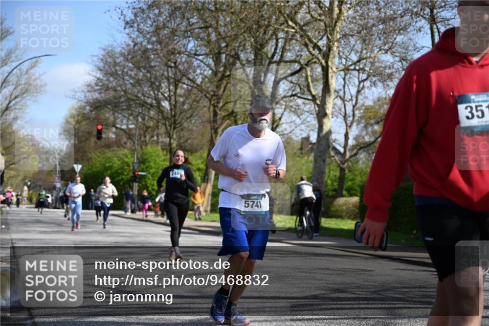 12.04.2026 - 45. Internationalen Wilhelmsburger Insellauf J. Mangold http://msf.ph/oto/9468832 12.04.2026 11:12:00 Ziel 3751, 4920, 3046, 2817, 2916, 4971, 2489, 3844, 5741, 2668, 2668, 2816, 2918, 3589, 2135, 2435, 3517, 2739 meine-sportfotos.de