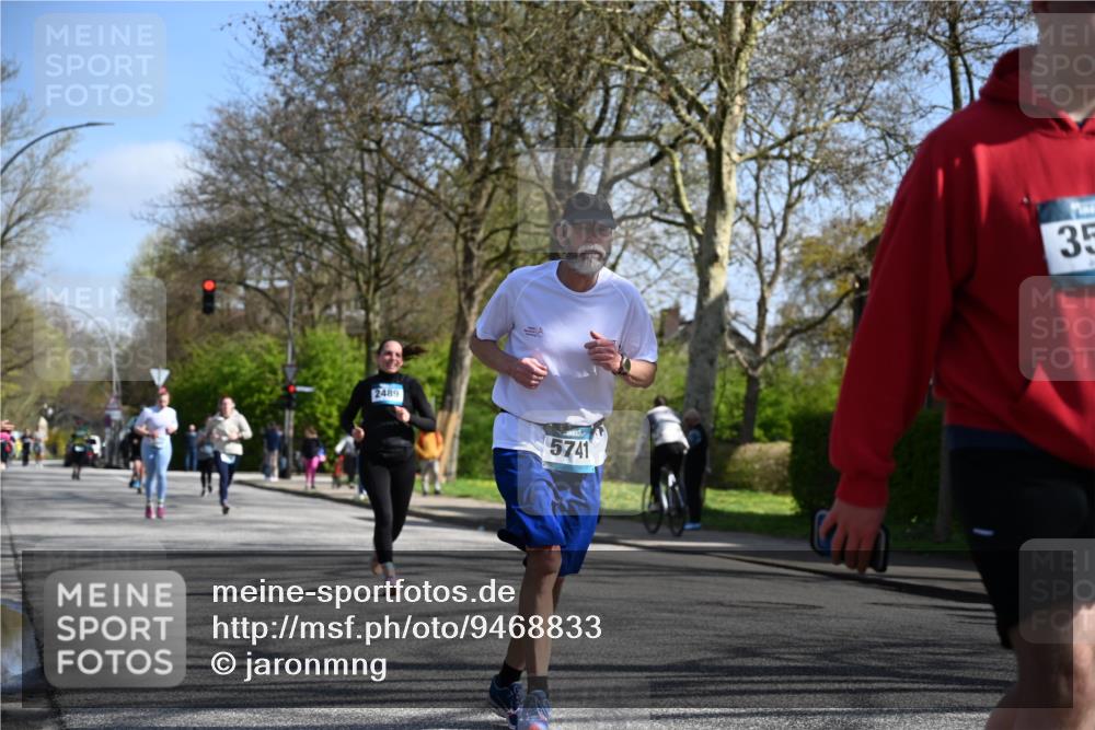 12.04.2026 - 45. Internationalen Wilhelmsburger Insellauf J. Mangold http://msf.ph/oto/9468833 12.04.2026 11:12:00 Ziel 3751, 4920, 3046, 2817, 2916, 4971, 2489, 3844, 5741, 2668, 2668, 2816, 2918, 3589, 2135, 2435, 3517, 2739 meine-sportfotos.de