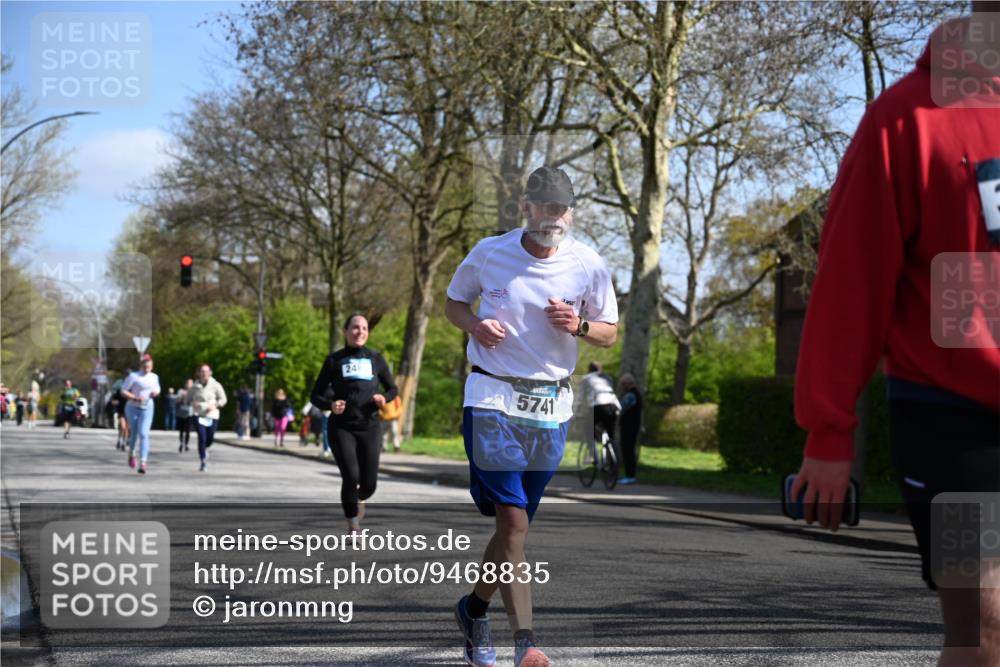 12.04.2026 - 45. Internationalen Wilhelmsburger Insellauf J. Mangold http://msf.ph/oto/9468835 12.04.2026 11:12:00 Ziel 3751, 4920, 3046, 2817, 2916, 4971, 2489, 3844, 5741, 2668, 2668, 2816, 2918, 3589, 2135, 2435, 3517, 2739 meine-sportfotos.de