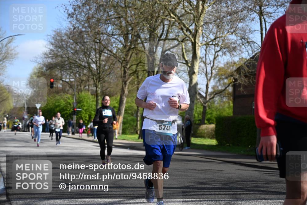 12.04.2026 - 45. Internationalen Wilhelmsburger Insellauf J. Mangold http://msf.ph/oto/9468836 12.04.2026 11:12:00 Ziel 3751, 4920, 3046, 2817, 2916, 4971, 2489, 3844, 5741, 2668, 2668, 2816, 2918, 3589, 2135, 2435, 3517, 2739 meine-sportfotos.de