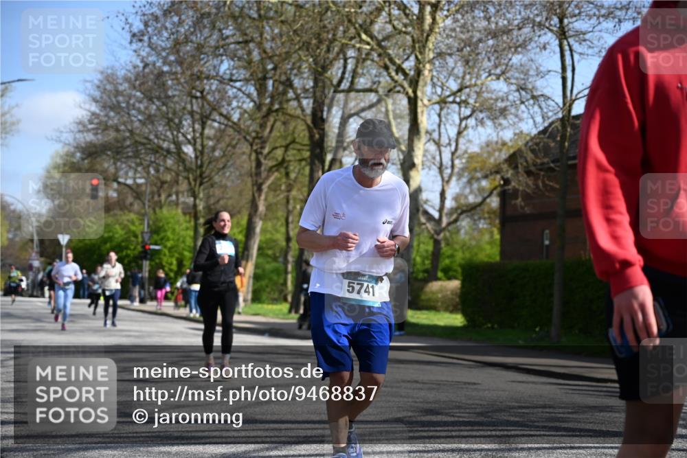 12.04.2026 - 45. Internationalen Wilhelmsburger Insellauf J. Mangold http://msf.ph/oto/9468837 12.04.2026 11:12:00 Ziel 3751, 4920, 3046, 2817, 2916, 4971, 2489, 3844, 5741, 2668, 2668, 2816, 2918, 3589, 2135, 2435, 3517, 2739 meine-sportfotos.de