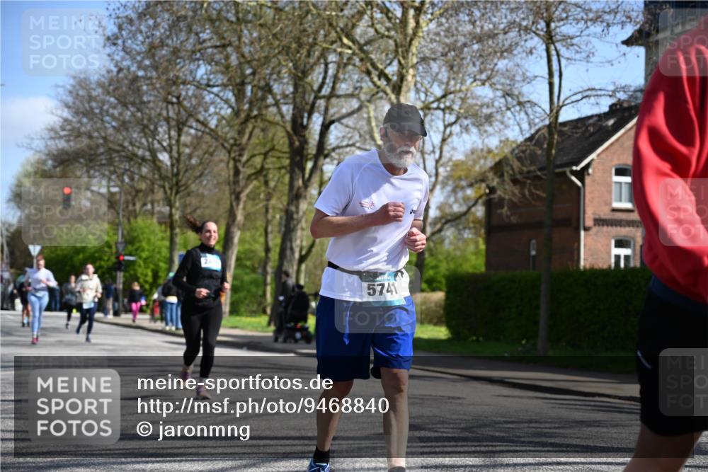 12.04.2026 - 45. Internationalen Wilhelmsburger Insellauf J. Mangold http://msf.ph/oto/9468840 12.04.2026 11:12:00 Ziel 3751, 4920, 3046, 2817, 2916, 4971, 2489, 3844, 5741, 2668, 2668, 2816, 2918, 3589, 2135, 2435, 3517, 2739 meine-sportfotos.de