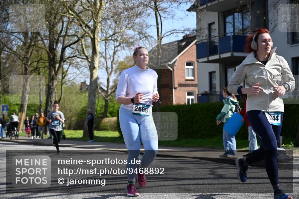 12.04.2026 - 45. Internationalen Wilhelmsburger Insellauf J. Mangold http://msf.ph/oto/9468892 12.04.2026 11:12:08 Ziel 3046, 2817, 2916, 4971, 2489, 3844, 5741, 2668, 2816, 2918, 3589, 2135, 2135, 2435, 3517, 3517, 2739, 3003, 2753, 2272, 3718, 3405 meine-sportfotos.de
