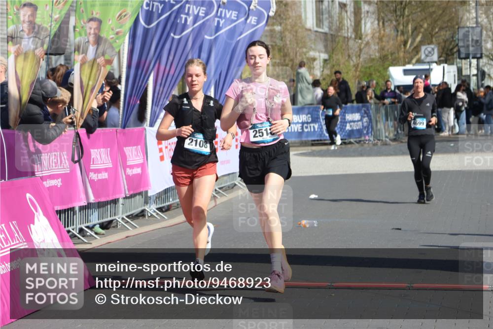 12.04.2026 - 45. Internationalen Wilhelmsburger Insellauf Strokosch-Dieckow http://msf.ph/oto/9468923 12.04.2026 11:22:08 Ziel 2518, 2108, 2492, 2466 meine-sportfotos.de