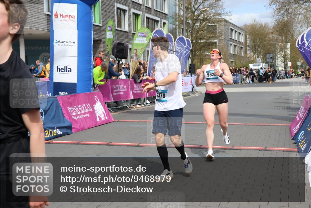 12.04.2026 - 45. Internationalen Wilhelmsburger Insellauf Strokosch-Dieckow http://msf.ph/oto/9468979 12.04.2026 12:49:34 Ziel 4876, 2378, 5625 meine-sportfotos.de