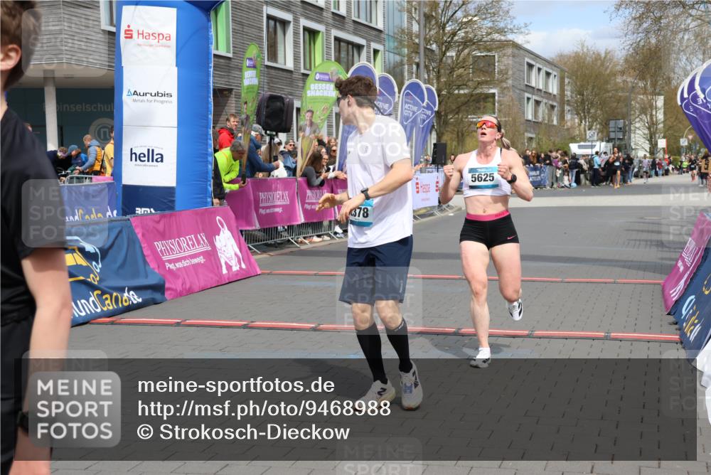 12.04.2026 - 45. Internationalen Wilhelmsburger Insellauf Strokosch-Dieckow http://msf.ph/oto/9468988 12.04.2026 12:49:34 Ziel 4876, 2378, 5625 meine-sportfotos.de