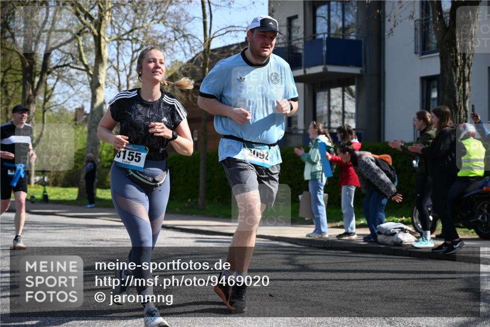 12.04.2026 - 45. Internationalen Wilhelmsburger Insellauf J. Mangold http://msf.ph/oto/9469020 12.04.2026 11:13:03 Ziel 3714, 3703, 3092, 3155, 2527, 2526 meine-sportfotos.de