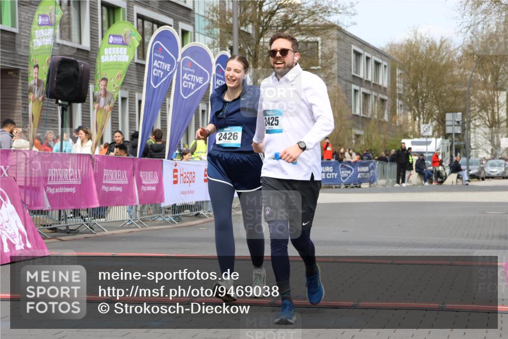 12.04.2026 - 45. Internationalen Wilhelmsburger Insellauf Strokosch-Dieckow http://msf.ph/oto/9469038 12.04.2026 13:43:25 Ziel 2425, 2426 meine-sportfotos.de