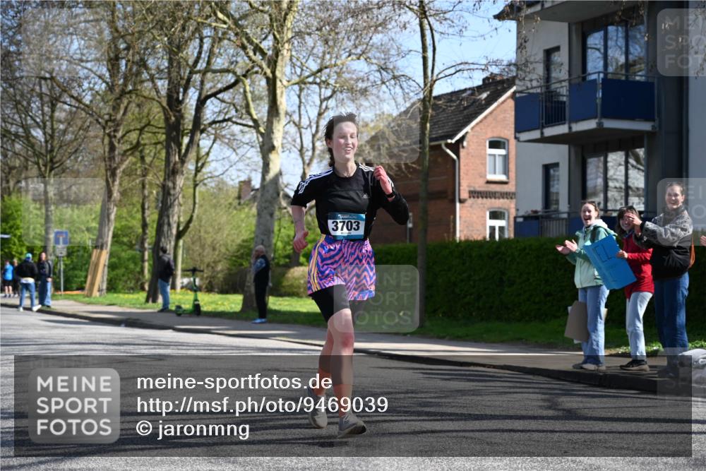 12.04.2026 - 45. Internationalen Wilhelmsburger Insellauf J. Mangold http://msf.ph/oto/9469039 12.04.2026 11:13:05 Ziel 3714, 3703, 3092, 3155, 2527, 2526 meine-sportfotos.de