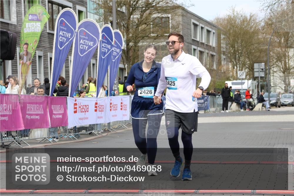 12.04.2026 - 45. Internationalen Wilhelmsburger Insellauf Strokosch-Dieckow http://msf.ph/oto/9469058 12.04.2026 13:43:24 Ziel 2425, 2426 meine-sportfotos.de