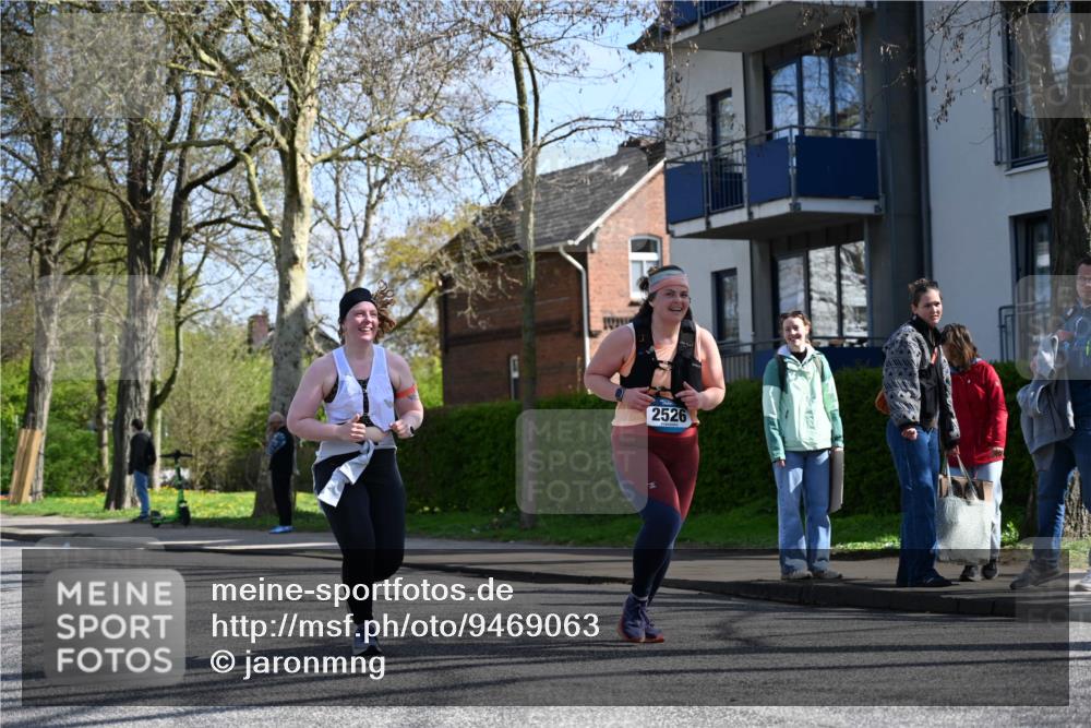 12.04.2026 - 45. Internationalen Wilhelmsburger Insellauf J. Mangold http://msf.ph/oto/9469063 12.04.2026 11:13:35 Ziel 2527, 2526, 2726, 2410, 3330, 2486, 3202, 4548 meine-sportfotos.de