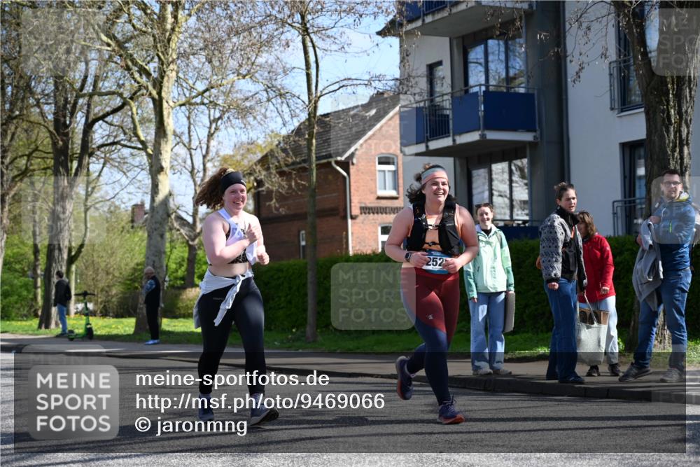 12.04.2026 - 45. Internationalen Wilhelmsburger Insellauf J. Mangold http://msf.ph/oto/9469066 12.04.2026 11:13:36 Ziel 2527, 2526, 2726, 2410, 3330, 2486, 3202, 4548, 2404 meine-sportfotos.de