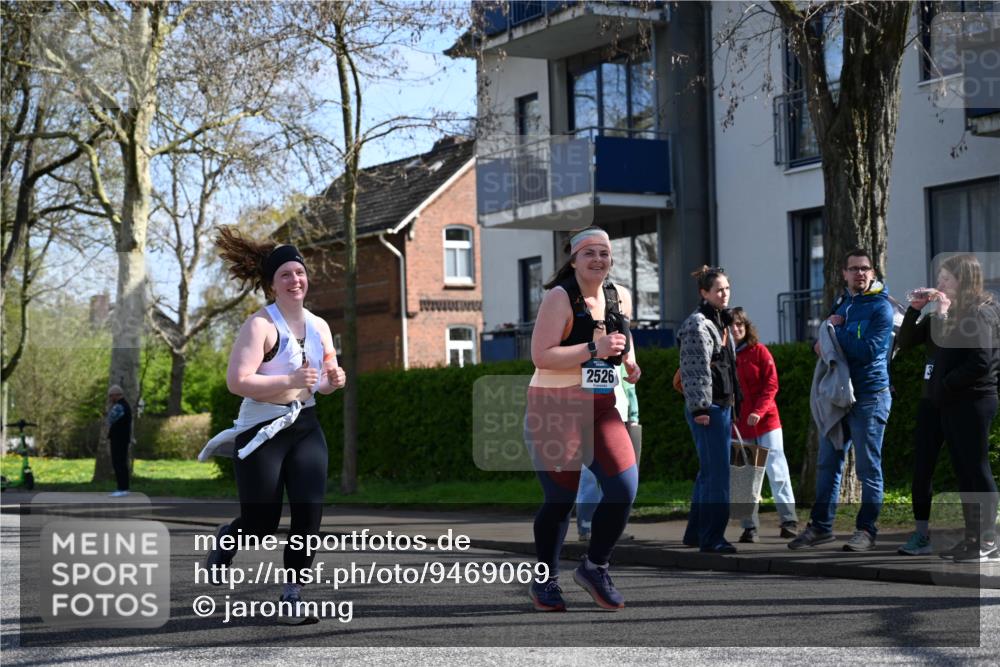12.04.2026 - 45. Internationalen Wilhelmsburger Insellauf J. Mangold http://msf.ph/oto/9469069 12.04.2026 11:13:36 Ziel 2527, 2526, 2726, 2410, 3330, 2486, 3202, 4548, 2404 meine-sportfotos.de