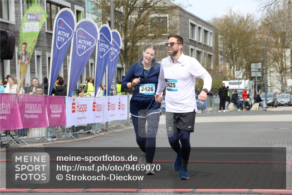 12.04.2026 - 45. Internationalen Wilhelmsburger Insellauf Strokosch-Dieckow http://msf.ph/oto/9469070 12.04.2026 13:43:24 Ziel 2425, 2426 meine-sportfotos.de