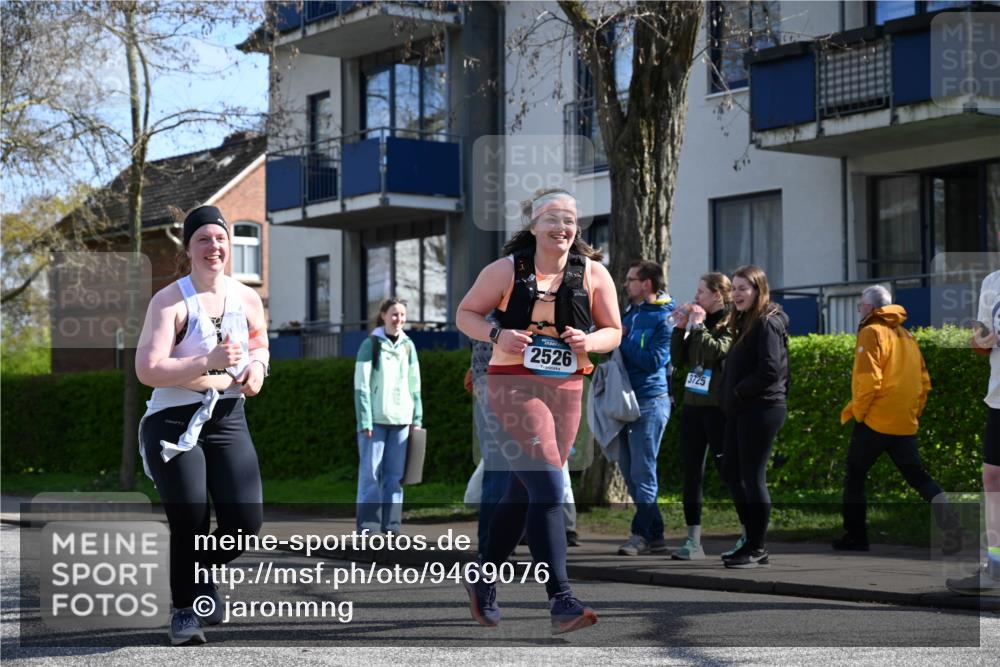 12.04.2026 - 45. Internationalen Wilhelmsburger Insellauf J. Mangold http://msf.ph/oto/9469076 12.04.2026 11:13:36 Ziel 2527, 2526, 2726, 2410, 3330, 2486, 3202, 4548, 2404 meine-sportfotos.de