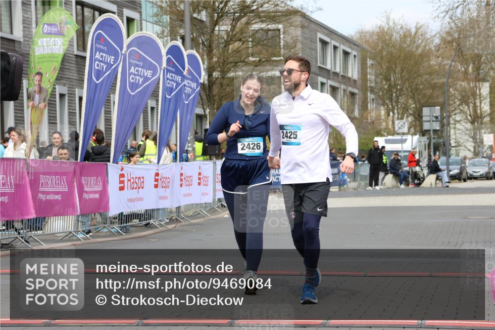 12.04.2026 - 45. Internationalen Wilhelmsburger Insellauf Strokosch-Dieckow http://msf.ph/oto/9469084 12.04.2026 13:43:24 Ziel 2425, 2426 meine-sportfotos.de