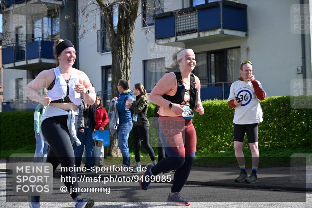 12.04.2026 - 45. Internationalen Wilhelmsburger Insellauf J. Mangold http://msf.ph/oto/9469085 12.04.2026 11:13:37 Ziel 2527, 2526, 2726, 2410, 3330, 2486, 3202, 4548, 2404 meine-sportfotos.de