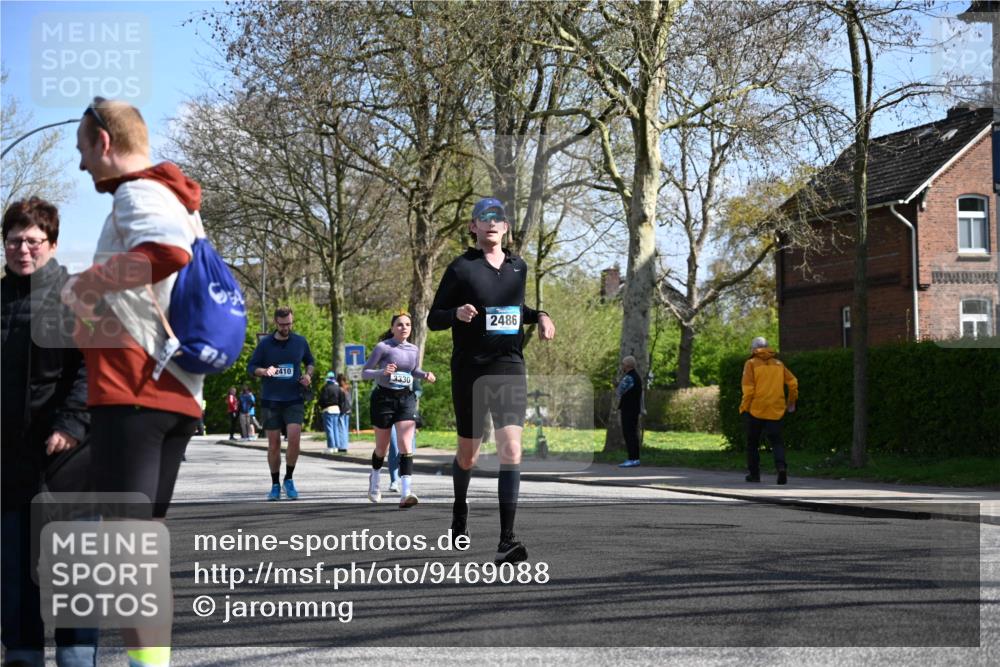 12.04.2026 - 45. Internationalen Wilhelmsburger Insellauf J. Mangold http://msf.ph/oto/9469088 12.04.2026 11:13:46 Ziel 2527, 2526, 2726, 2410, 3330, 2486, 3202, 4548, 2404, 4982 meine-sportfotos.de