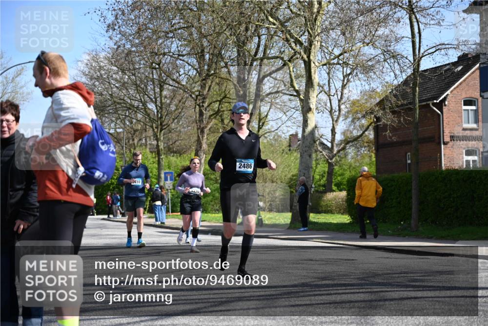 12.04.2026 - 45. Internationalen Wilhelmsburger Insellauf J. Mangold http://msf.ph/oto/9469089 12.04.2026 11:13:46 Ziel 2527, 2526, 2726, 2410, 3330, 2486, 3202, 4548, 2404, 4982 meine-sportfotos.de
