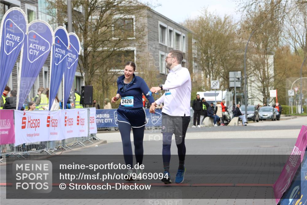 12.04.2026 - 45. Internationalen Wilhelmsburger Insellauf Strokosch-Dieckow http://msf.ph/oto/9469094 12.04.2026 13:43:22 Ziel 2425, 2426 meine-sportfotos.de