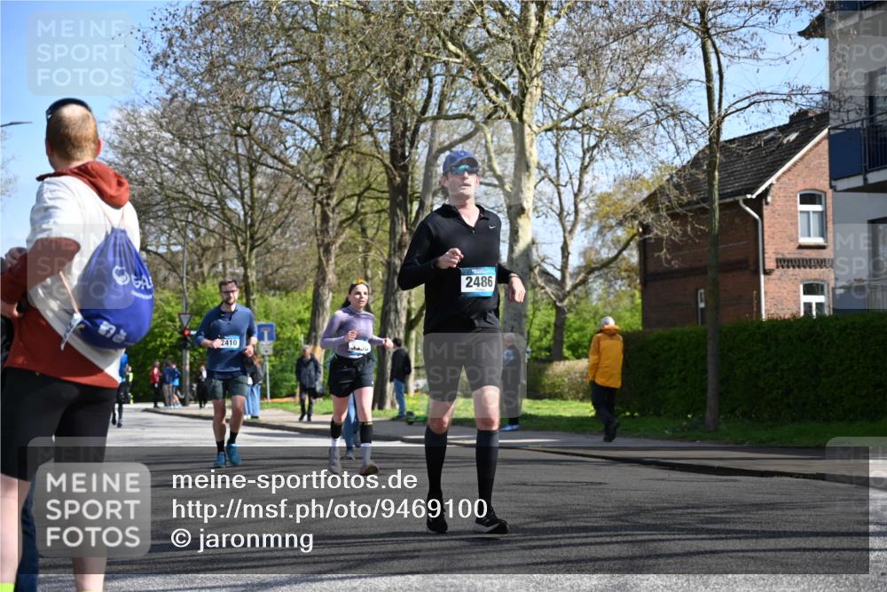 12.04.2026 - 45. Internationalen Wilhelmsburger Insellauf J. Mangold http://msf.ph/oto/9469100 12.04.2026 11:13:46 Ziel 2527, 2526, 2726, 2410, 3330, 2486, 3202, 4548, 2404, 4982 meine-sportfotos.de