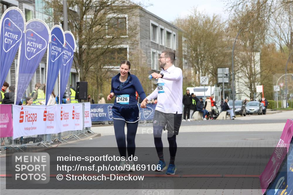 12.04.2026 - 45. Internationalen Wilhelmsburger Insellauf Strokosch-Dieckow http://msf.ph/oto/9469106 12.04.2026 13:43:22 Ziel 2425, 2426 meine-sportfotos.de